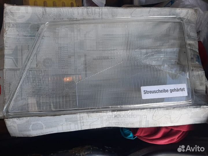 Стекло фары левое на Мерседес Спринтер