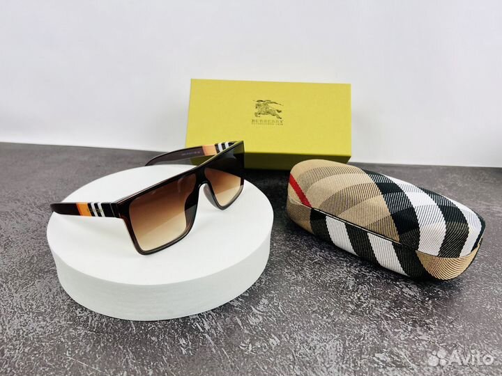 Солнцезащитные очки Burberry