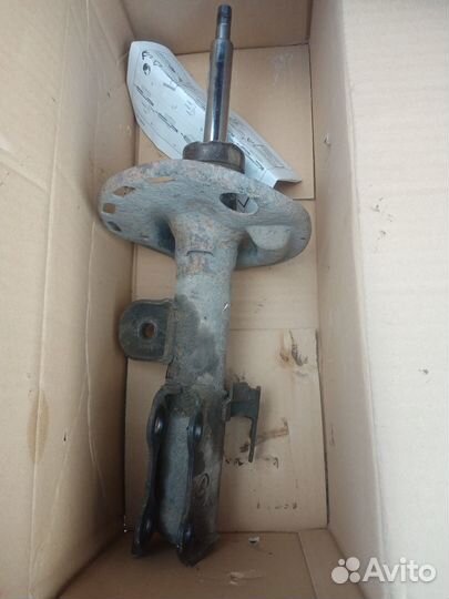 Стойка амортизатора Toyota e150 правая