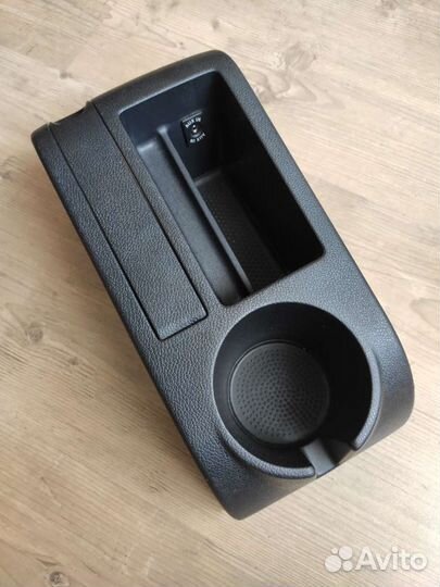 Центральная консоль, (подлокотник) VW Golf 6