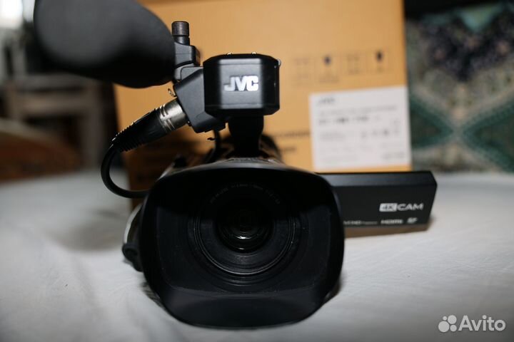 Профессиональная видеокамера JVC GY-HM170E