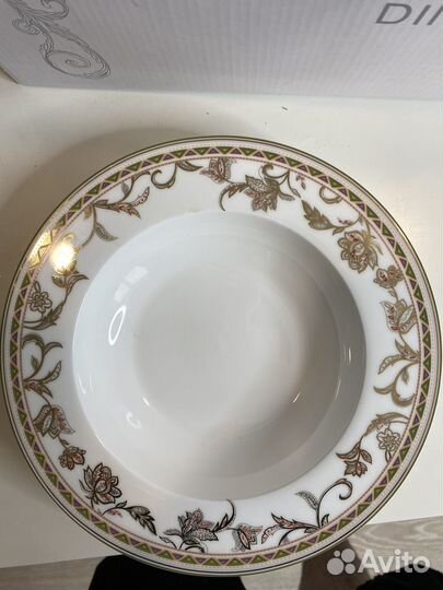 Набор дорогой новой посуды