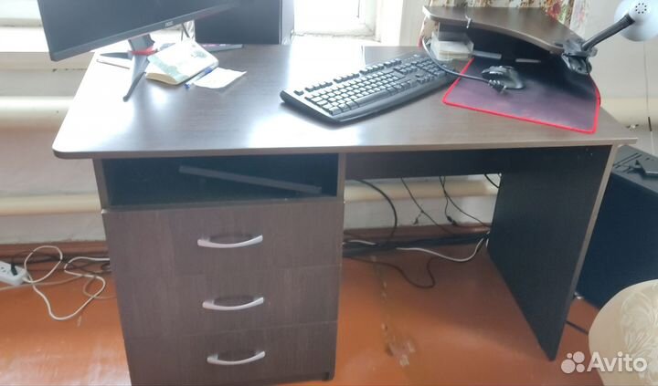 Стол офисный с выдвижной подставкой под клавиатуру