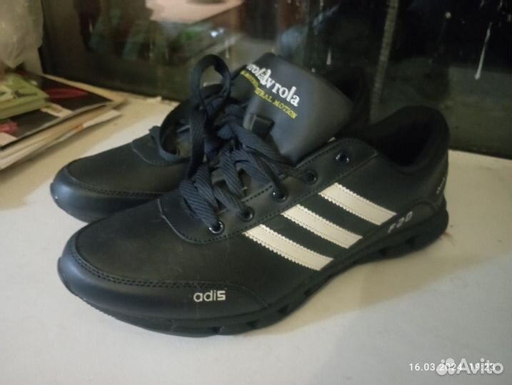 Продам новые мужские кроссовки