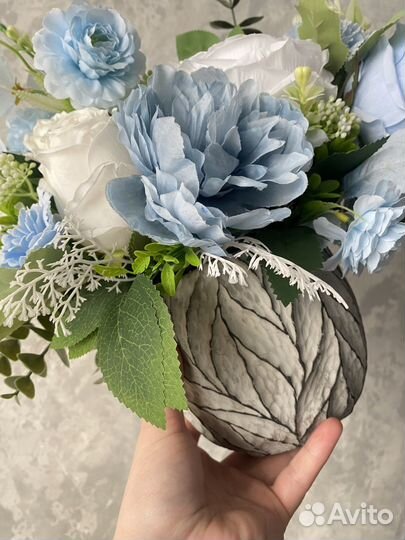 Композиция из искусственных цветов