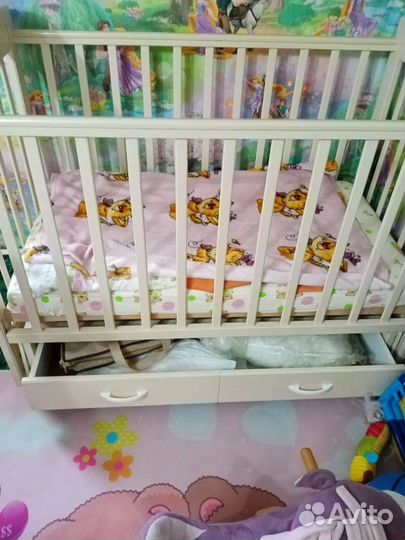 Детская кроватка с маятником