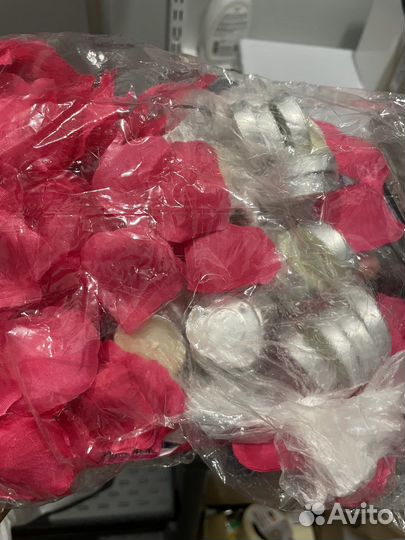 Свечи и лепестки