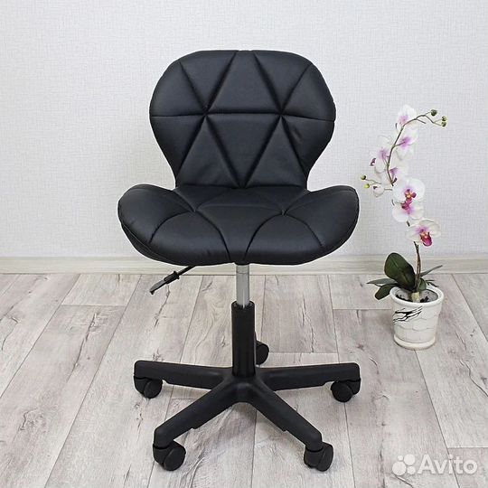 Стул мастера на колесиках