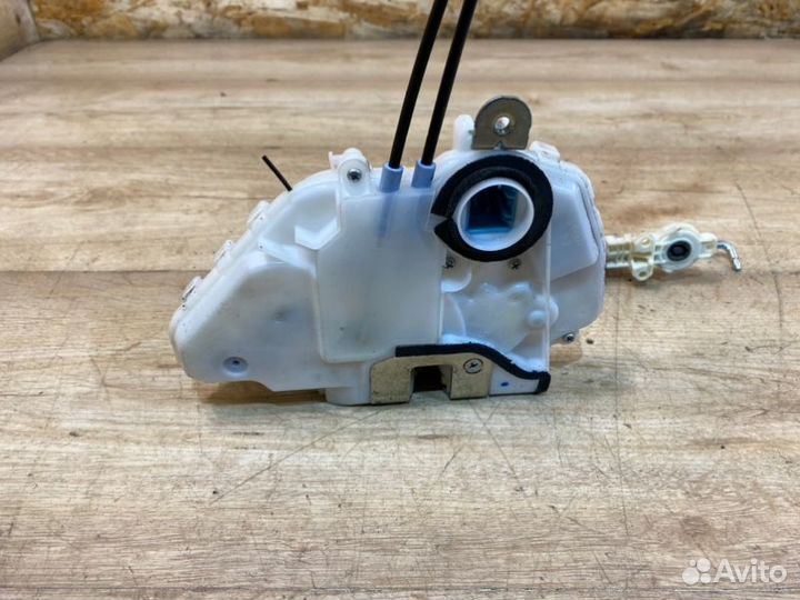 Замок двери передний правый Honda Civic 4D 1.8