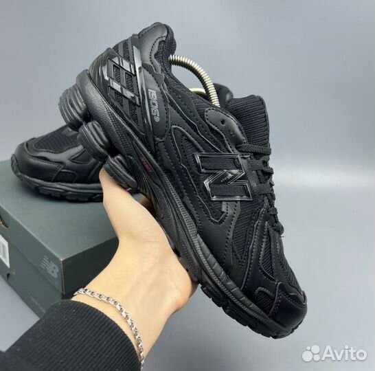 Черные New Balance 1906
