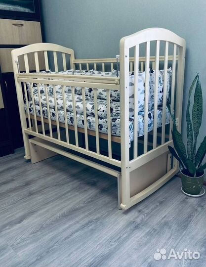 Детская кроватка с маятником, матрасом, бортиками