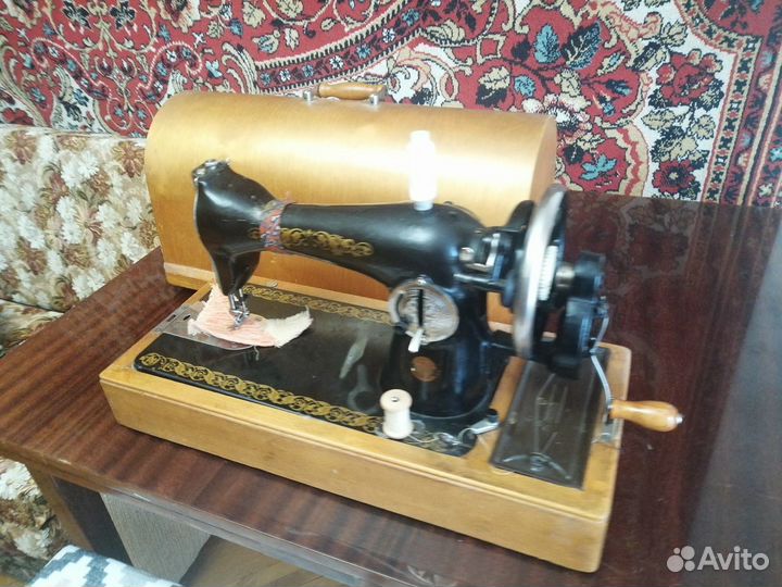 Швейная машина 