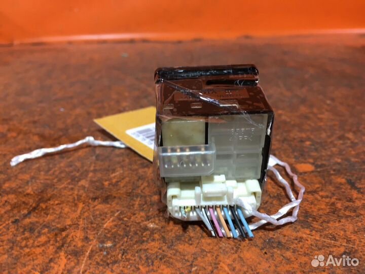 Блок упр-я зеркалами Toyota Ractis NCP100