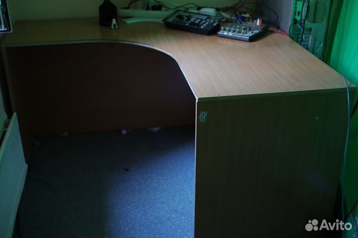 Продам стол угловой офисный