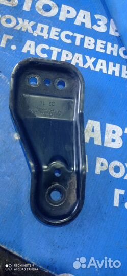 Правый кронштейн переднего подрамника Volkswagen