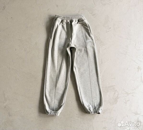 Утеплённые штаны Corteiz HMP 3 Star Set на руках