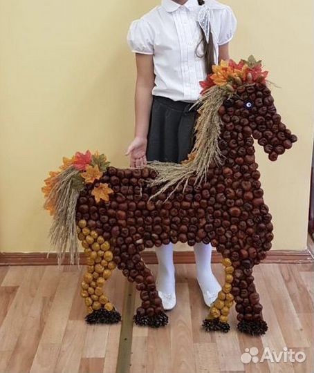 Лошадь из каштанов поделка