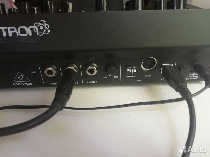 Аналоговый синтезатор Behringer Neutron