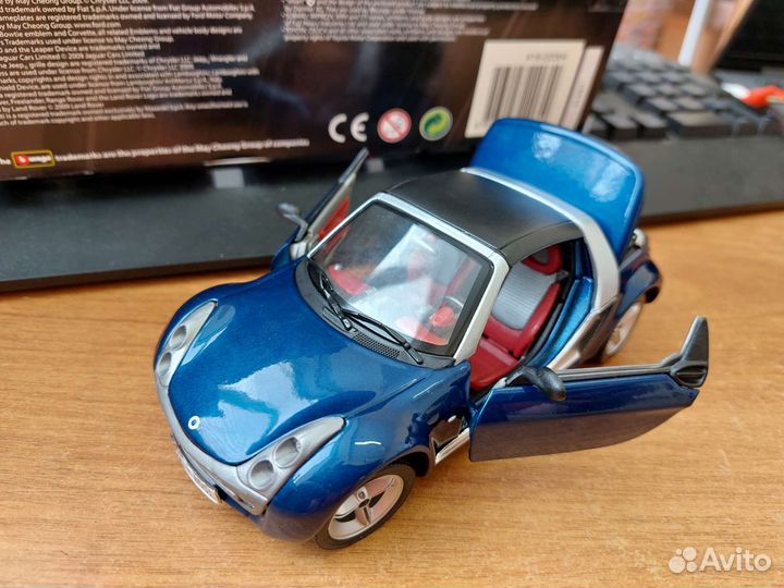 Коллекционная модель Smart Roadster 1:24