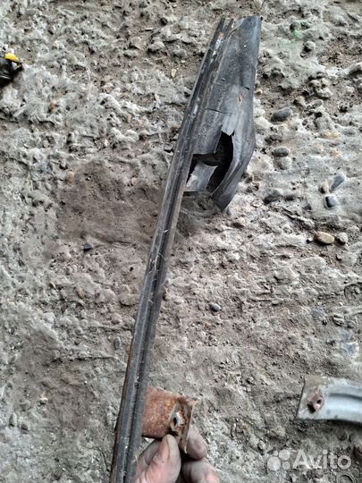 Направляющий стекла задний левый Nissan Serena c23