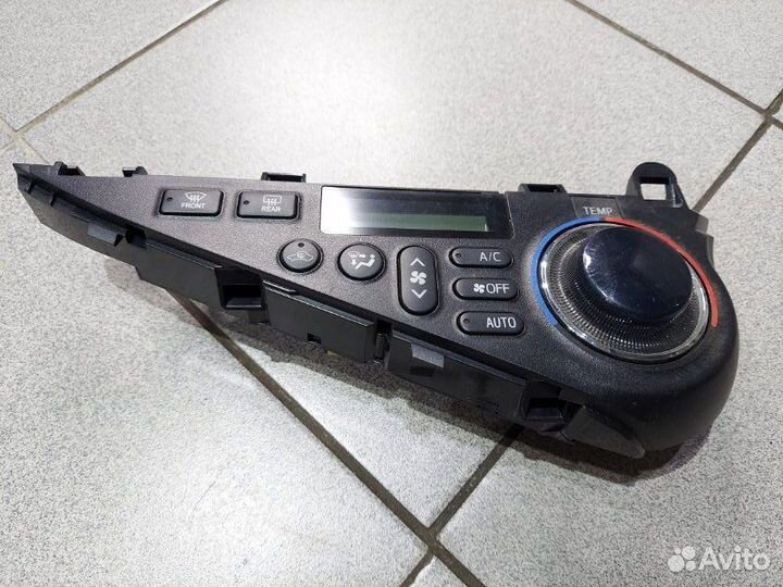 Блок управления климат-контролем Toyota Aqua