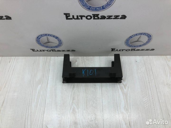 Кронштейн блока климата Mercedes C140