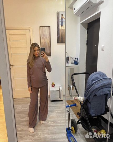 На доставке три вещи костюм джинсы брюки