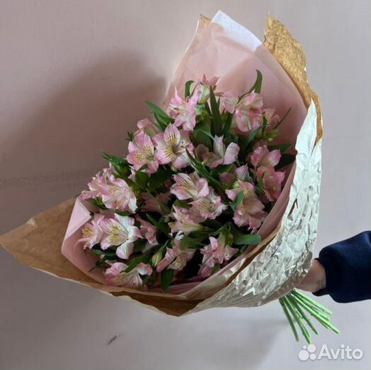 Букет цветов пышных альстромерий