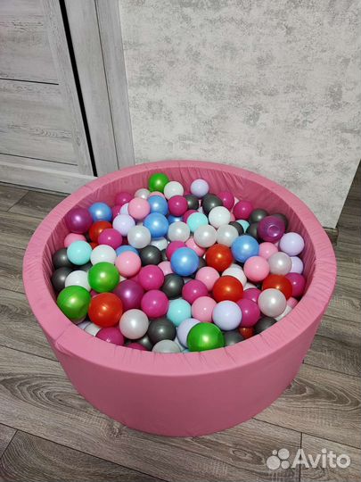 Сухой бассейн с шариками