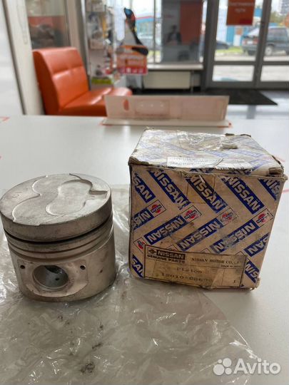 Поршень новый Nissan 12010C8602