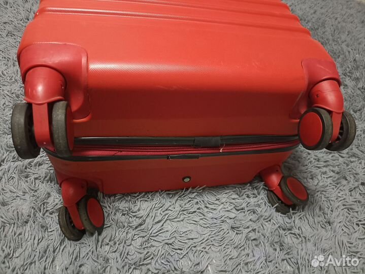 Чемодан треснутый