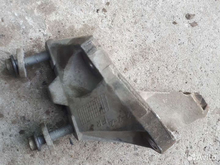 Левый кронштейн МКПП фольксваген гольф 4