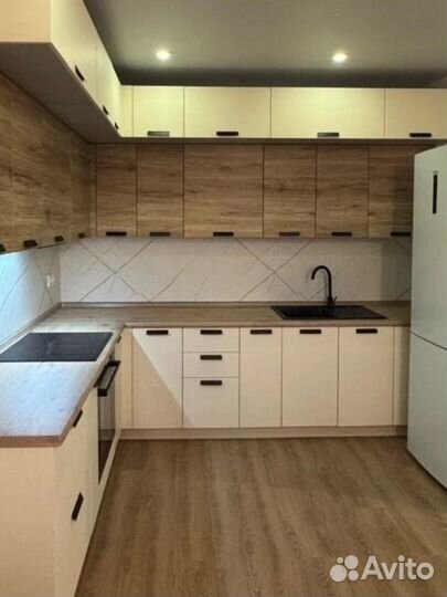 Белая кухня с деревянной столешницей