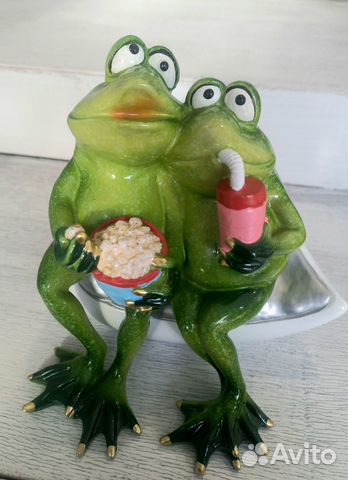 Статуэтка парочка лягушек на диване