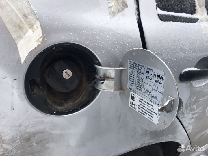 Лючок бензобака на Skoda Fabia 1