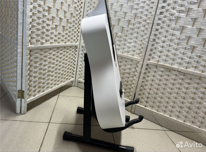 Гитара белая