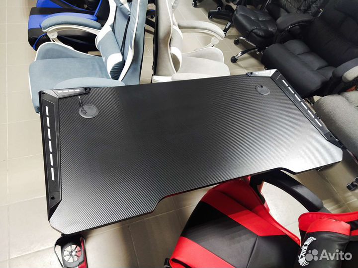 Игровой компьютерный стол с RGB-подсветкой