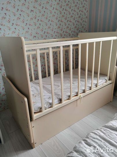 Детская кроватка с маятником и матрасом