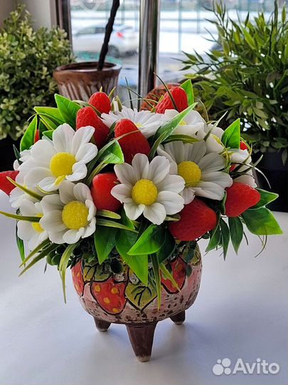 Ромашки и клубника