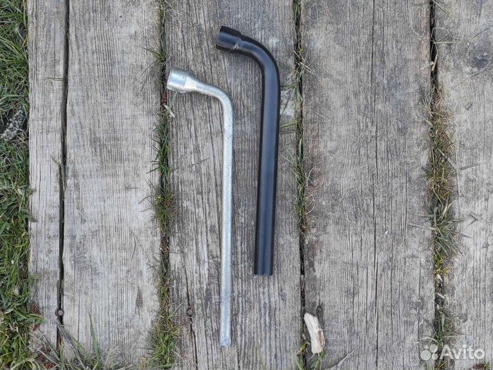 Буксировочный крюк, балонный ключ