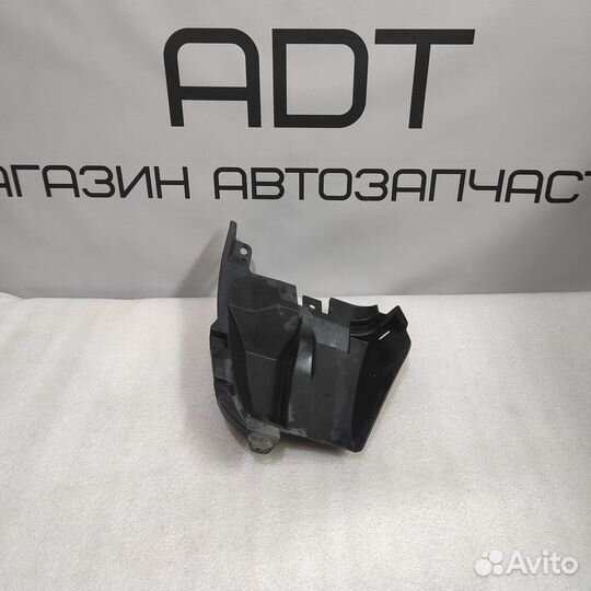 Подкрылок заднего бампера правый Toyota Auris E150