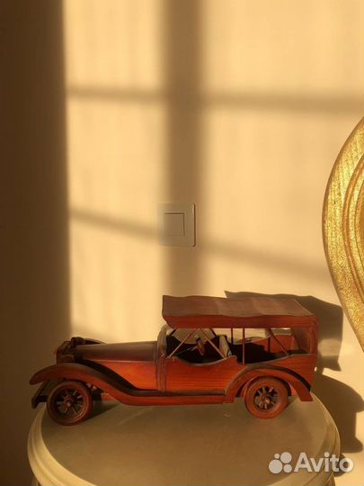 Модель автомобиля деревянная винтаж