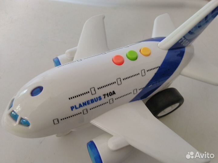 Игрушечный самолет со звуковыми эффектами