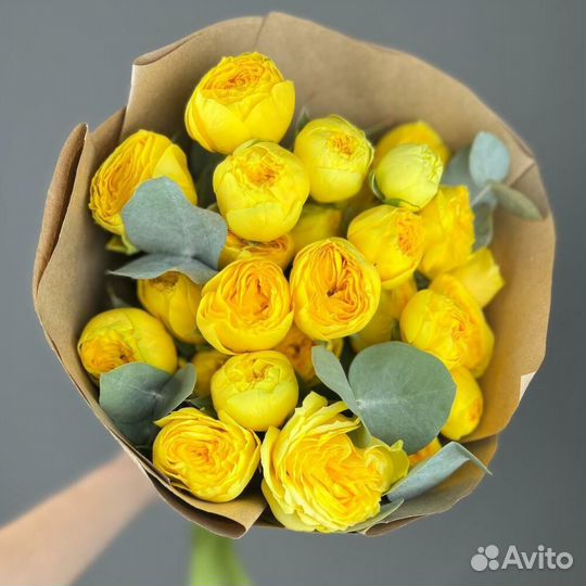 Пионовидная кустовая роза с эвкалиптом