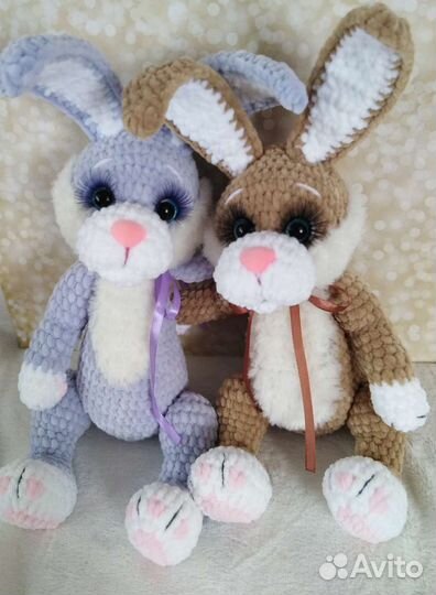 Плюшевый заяц вязаный