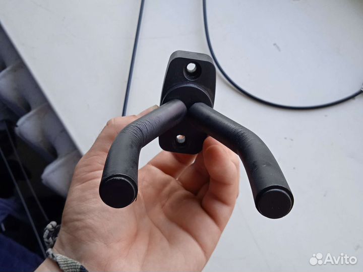 Настенный держатель для гитары