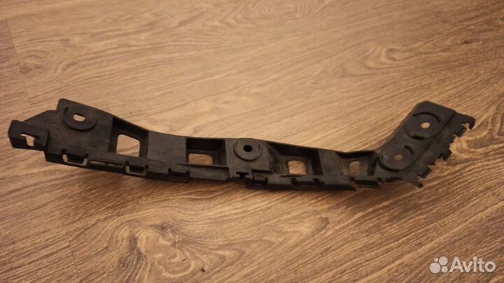 Направляющая бампера заднего Scirocco