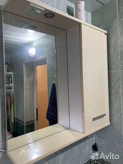 Подвесное зеркало со шкафчиком