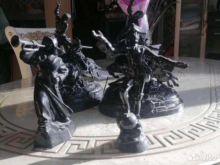 Настольная фигурка