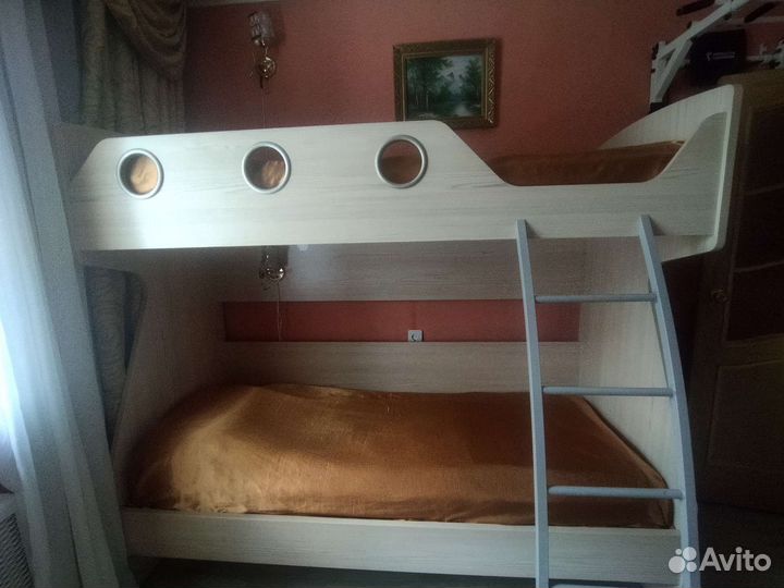 Кровать двухъярусная